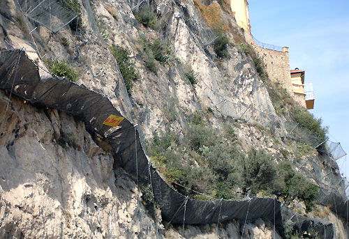 Confortement de la falaise surplombant le chantier du Tunnel T33  Monaco